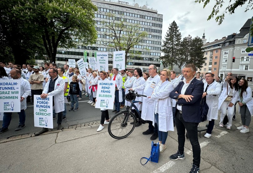 Ärzte stehen vor verschlossenen Türen der Landesregierung