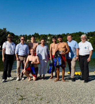 Die #Wasserrettung 🛟 Wernberg lud wieder zur traditionellen #Neptuntaufe 🧜🏼‍♂️ ins #Freibad der Gemeinde Wernberg