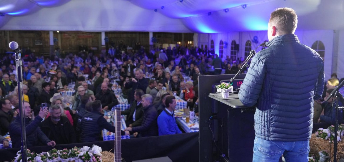 GUTE JAHRE NUR MIT UNS-Tour mit Herbert Kickl in Neuhaus mit der John Otti Band