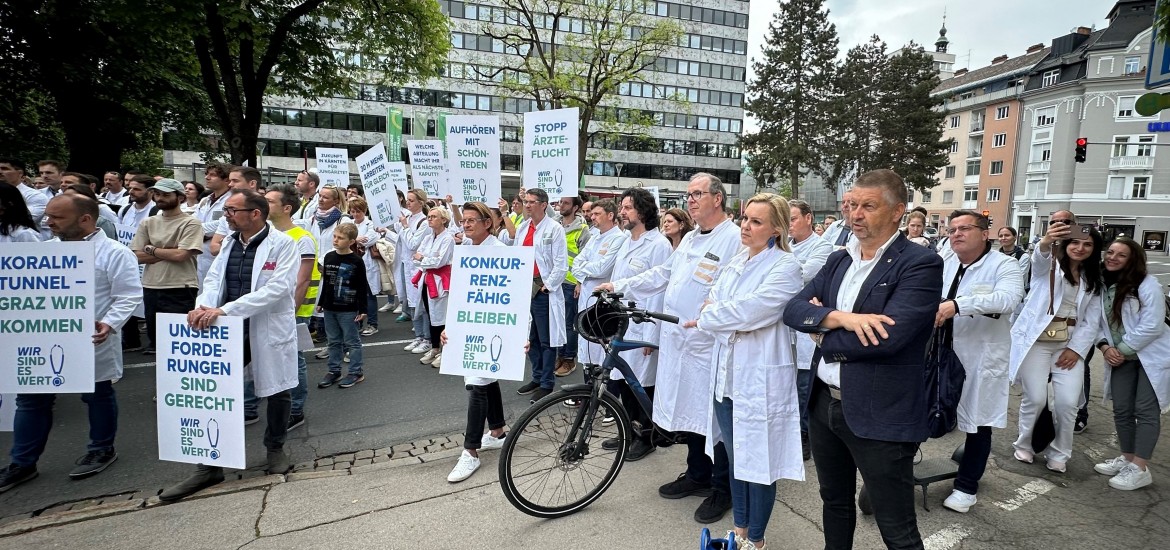 Ärzte stehen vor verschlossenen Türen der Landesregierung